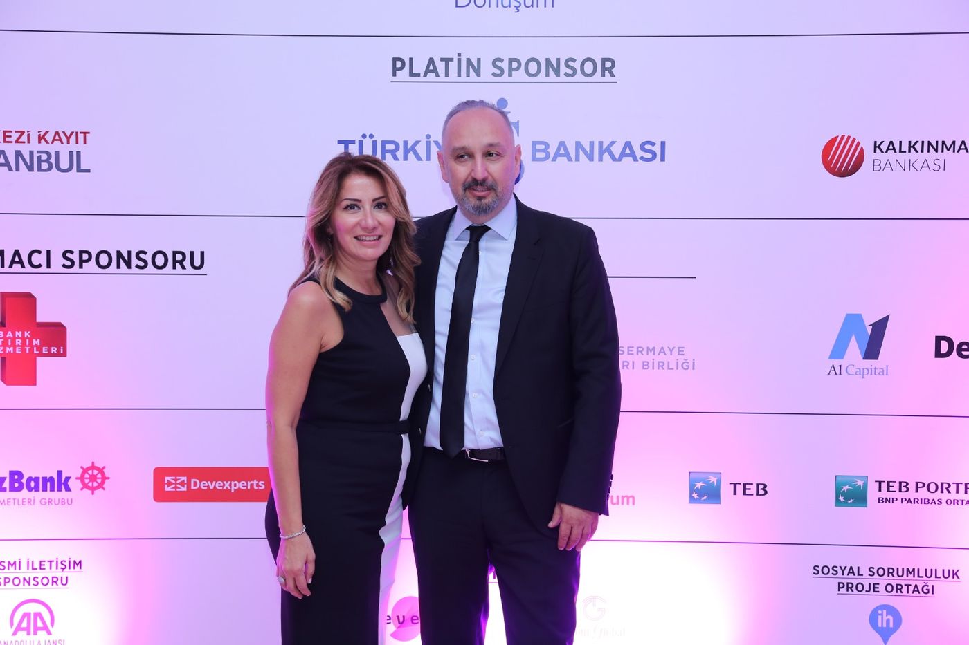 Sponsor panosu önünde