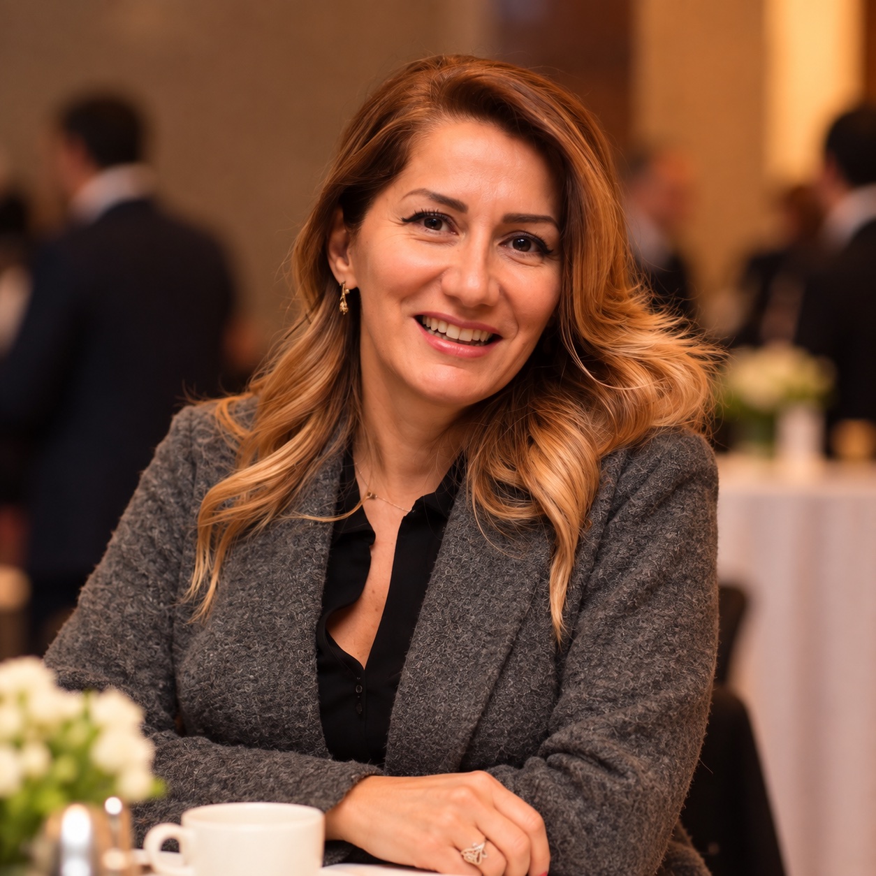 Sema Gül Bayoğlu, bir etkinlikte gülümserken